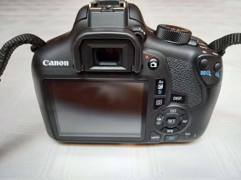 Canon 1300D Bundle - Almost new - only 700 photos taken with camera