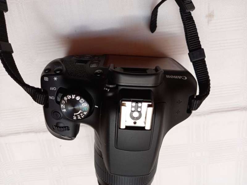 Canon 1300D Bundle - Almost new - only 700 photos taken with camera