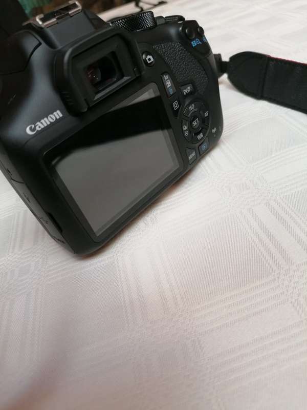 Canon 1300D Bundle - Almost new - only 700 photos taken with camera