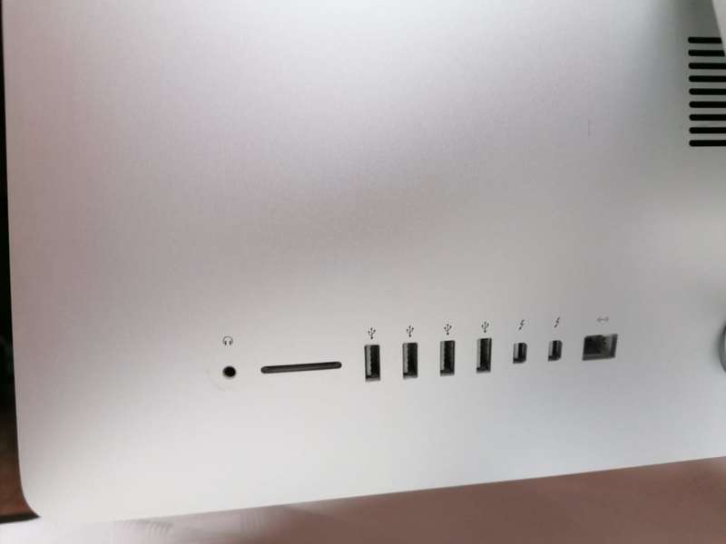 Apple iMac 21.5" with 1TB SSD (Solid State Drive)