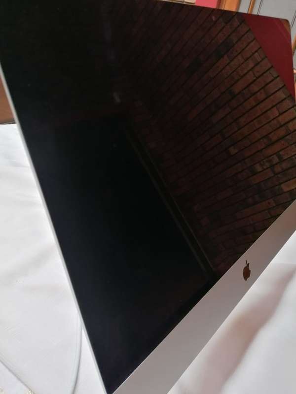Apple iMac 21.5" with 1TB SSD (Solid State Drive)