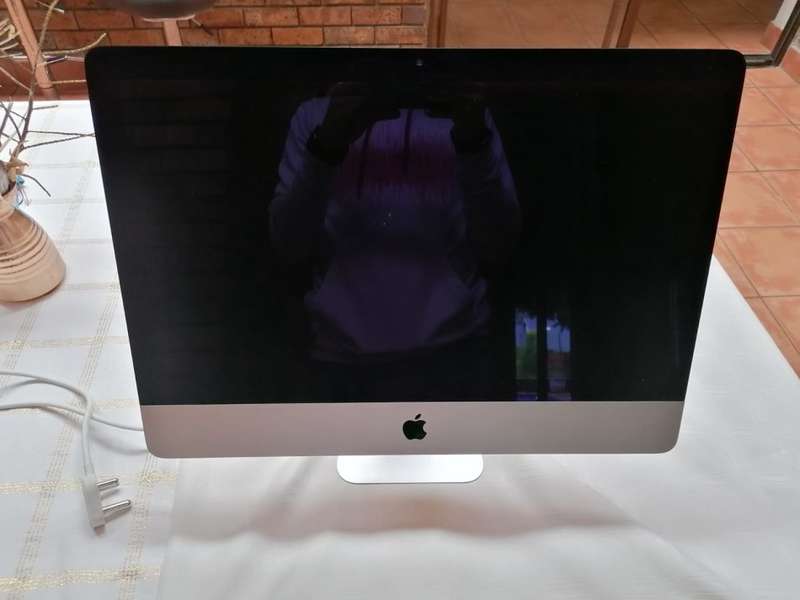 Apple iMac 21.5" with 1TB SSD (Solid State Drive)