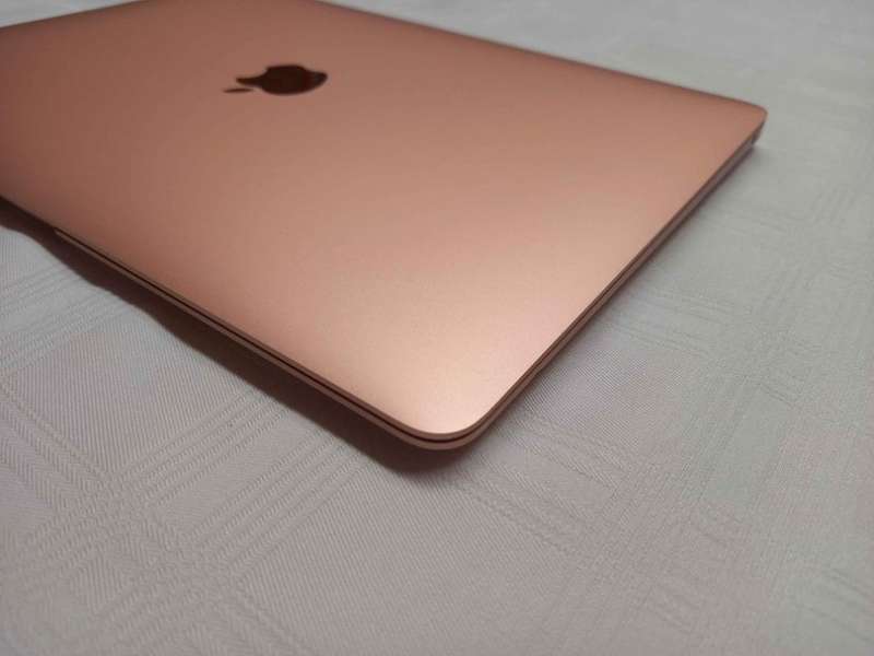 MacBook Air 2019 - Retina Display - 26 Cycle counts - Rose Gold