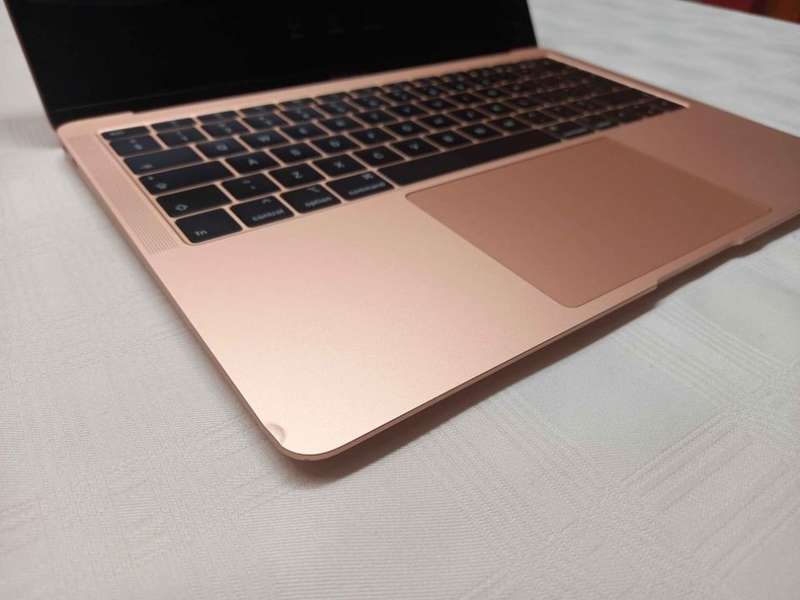 MacBook Air 2019 - Retina Display - 26 Cycle counts - Rose Gold