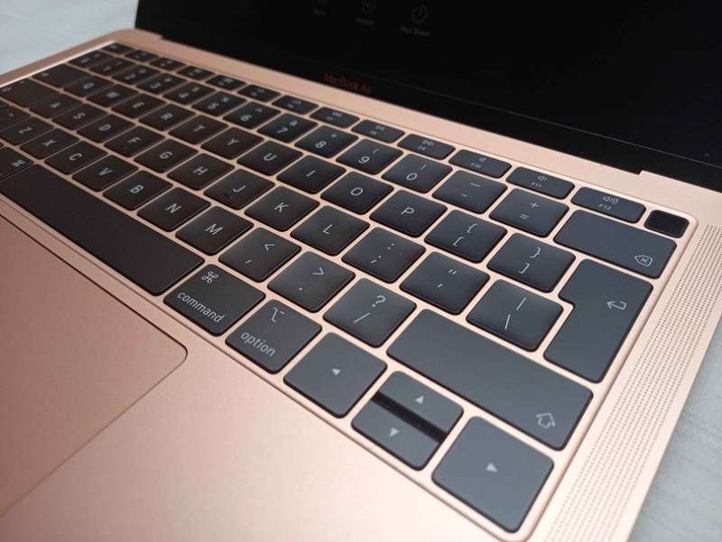 MacBook Air 2019 - Retina Display - 26 Cycle counts - Rose Gold