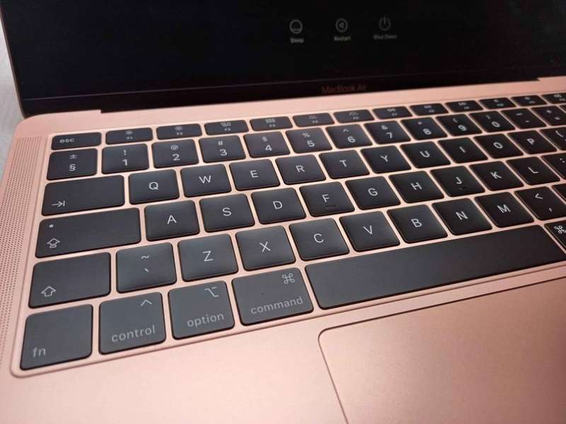 MacBook Air 2019 - Retina Display - 26 Cycle counts - Rose Gold