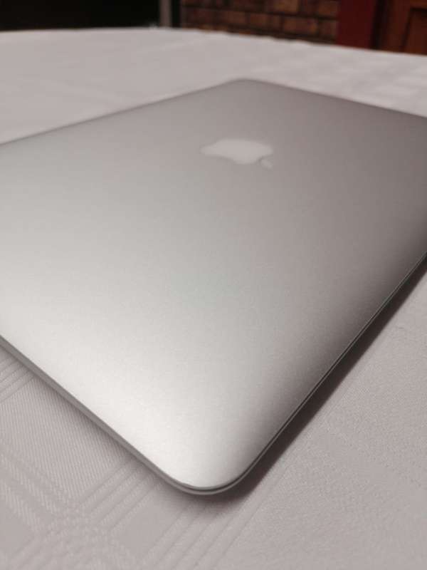 Powerful MacBook Air "Core i5" 1.8 13inch (2017 model) - Low Cycle Count