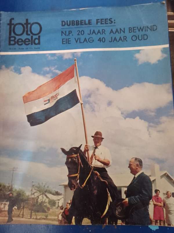 Fotobeeld (bylae).  26 Mei 1968. NP en SA Vlag. Skaars!