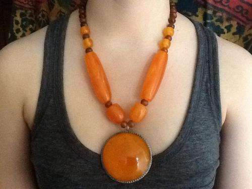 STRIKING AMBER COLOURED NECKLACE