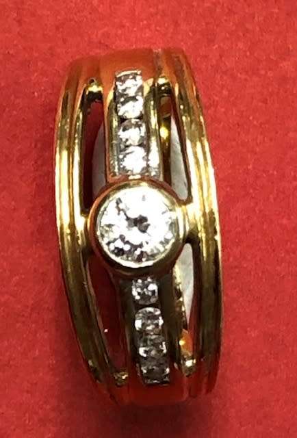 Charming 18ct yellow gold diamond ring.