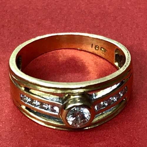 Charming 18ct yellow gold diamond ring.