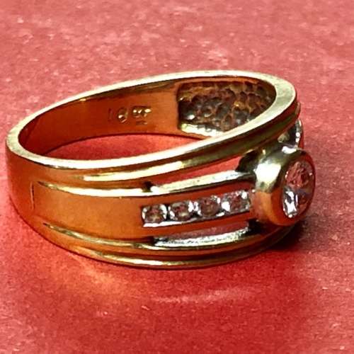 Charming 18ct yellow gold diamond ring.