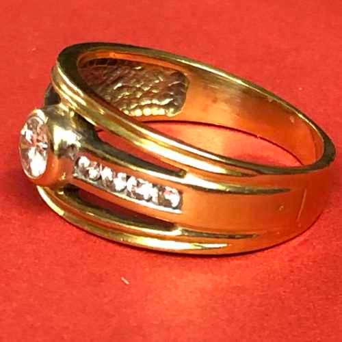 Charming 18ct yellow gold diamond ring.