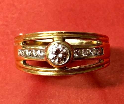 Charming 18ct yellow gold diamond ring.