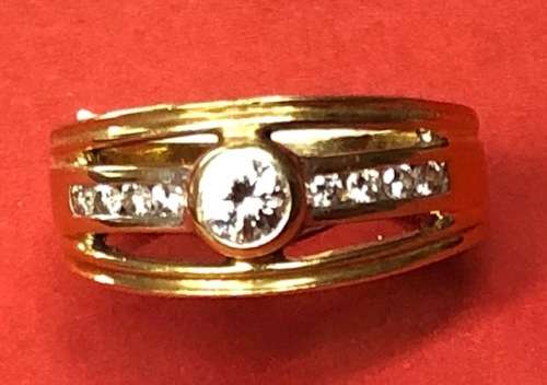 Charming 18ct yellow gold diamond ring.