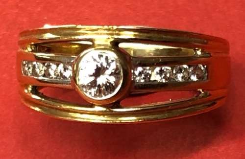 Charming 18ct yellow gold diamond ring.
