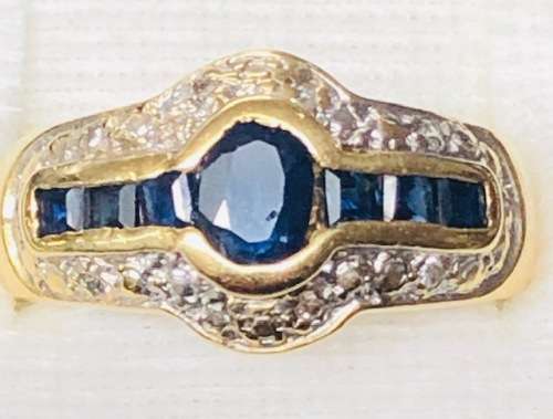 18ct Gold Ladies Ring with blue stone and diamonds chips 4.7 grams