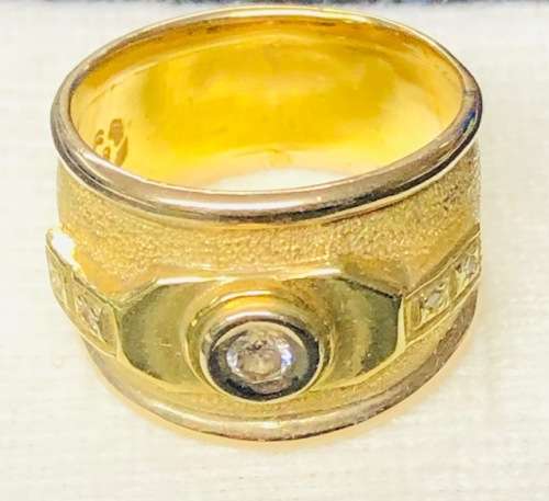18ct  Gold Ladies Ring with diamond 10 grams