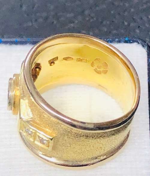 18ct  Gold Ladies Ring with diamond 10 grams