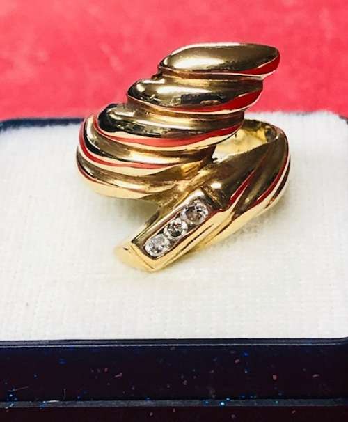 9ct Beautiful Yellow Gold Ladies Ring with Diamonds
