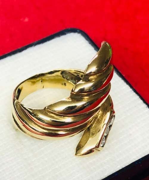 9ct Beautiful Yellow Gold Ladies Ring with Diamonds