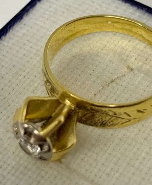 Antique:- 18ct Yellow Gold Diamond Ring :-  Beautiful