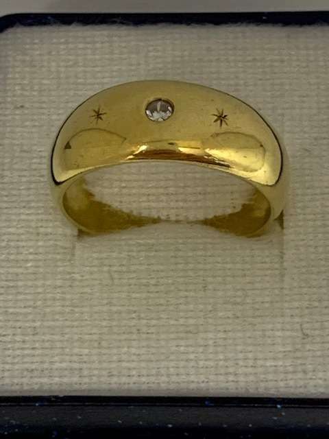 18ct Yellow Gold Diamond Ring :-  Beautiful