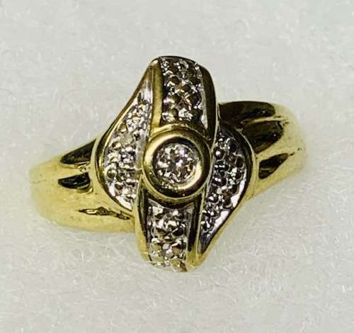 Beautiful 18ct Yellow Gold Diamond Ring