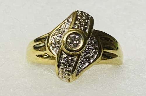 Beautiful 18ct Yellow Gold Diamond Ring