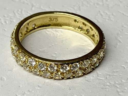 Beautiful 9ct Yellow Gold Ring with 42 Zirconias