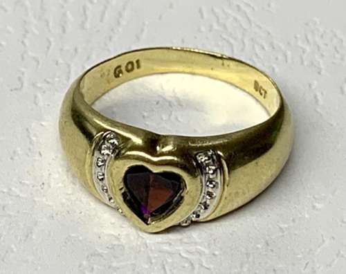 Beautiful 9ct Yellow Gold Ring with heart shaped garnet