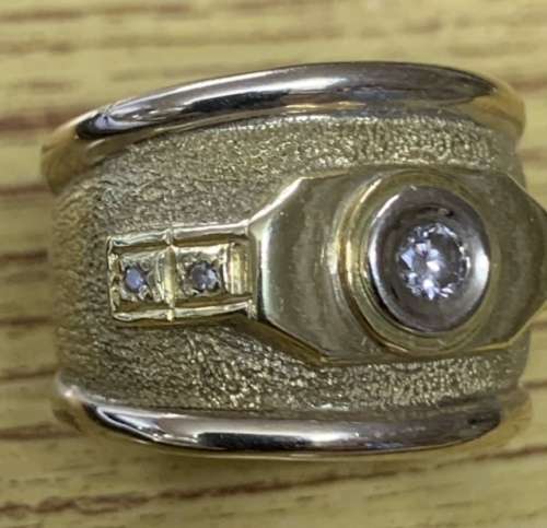 18ct  Gold Ladies Ring with diamond 10 grams