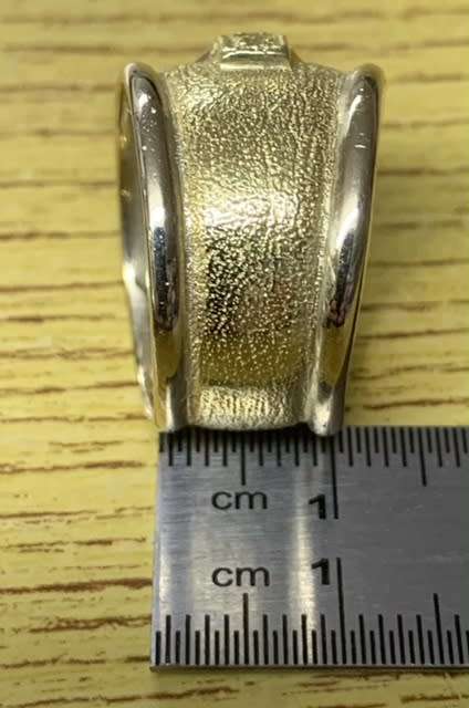 18ct  Gold Ladies Ring with diamond 10 grams