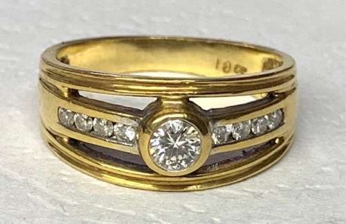 Charming 18ct yellow gold diamond ring.
