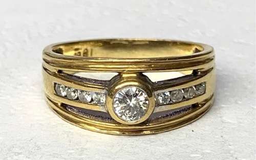 Charming 18ct yellow gold diamond ring.