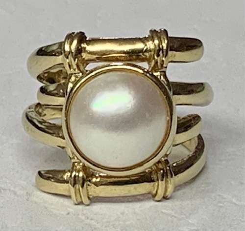 Charming 9ct yellow gold Pearl ring.