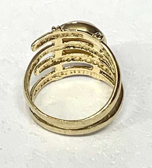 Charming 9ct yellow gold Pearl ring.