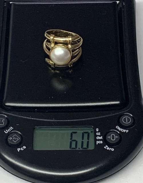 Charming 9ct yellow gold Pearl ring.