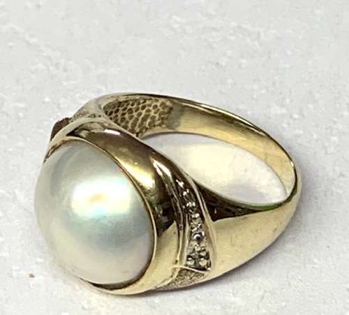 Charming 9ct yellow gold Pearl ring.