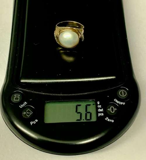 Charming 9ct yellow gold Pearl ring.