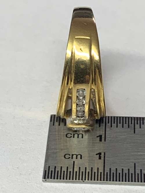 Charming 18ct yellow gold diamond ring.