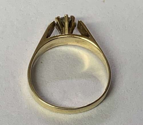 9ct Yellow Gold Ring:- Cubic Zirconia