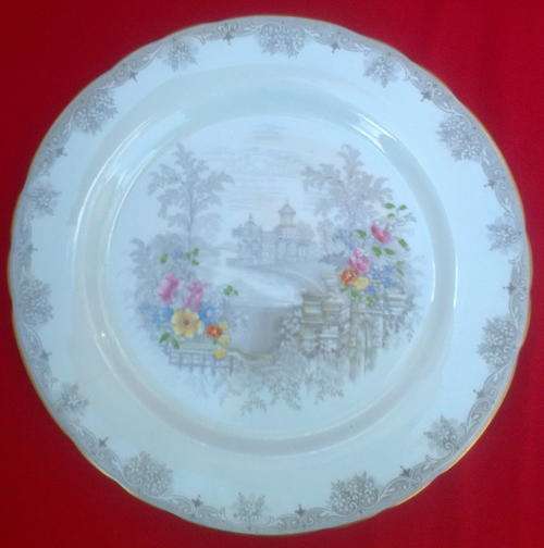 STUNNING!!! ROYAL AYNSLEY "Queen's Garden" BONE CHINA PLATE, made in England.