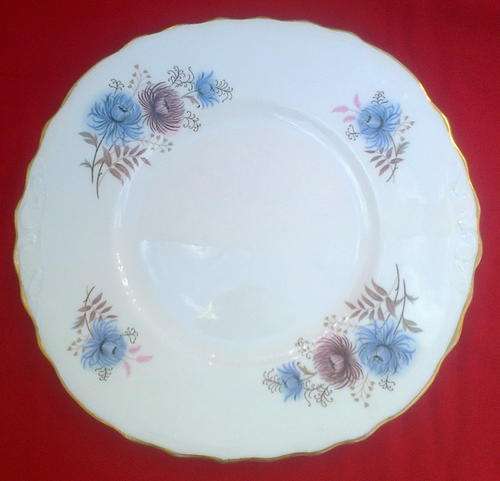 ROYAL VALE BONE CHINA PLATE, made by Ridgway Potteries in England. Lovely display ornament!