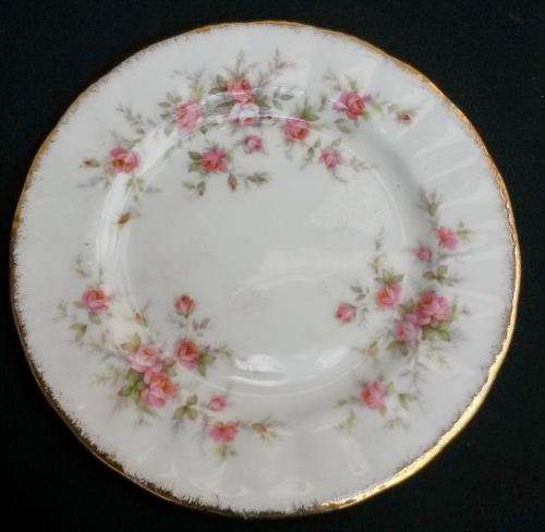 Very collectable "PARAGON" FINE BONE CHINA "Victoriana Rose" PLATE (made in England).