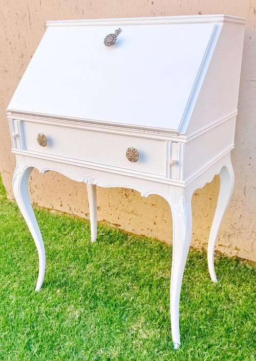 STUNNING!!  Beautiful vintage WRITING BUREAU WITH QUEEN ANNE LEGS. See guarantee.