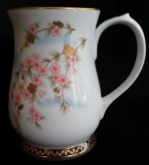Beautiful Kirin unused oriental beer mug (or vase) in wooden box
