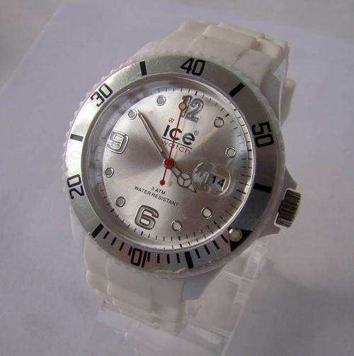 ICE WATCH (WHITE) WITH ALL RETAIL PACKAGING CARRY BAG, BOX, INSTRUCTIONS FREE GIFT TO THE SAME VALUE