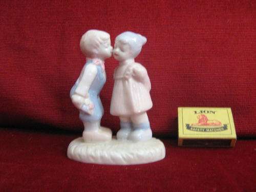 Cute Heritage Porcelain Figurene: First Kiss