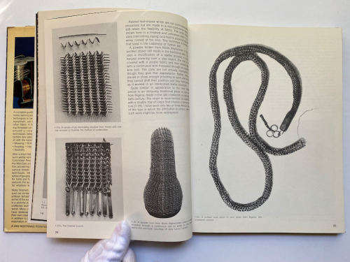 TEXTILE TECHNIQUES IN METAL : For Jewellers, Sculptors, and Textile Artists Fisch, Arline M.